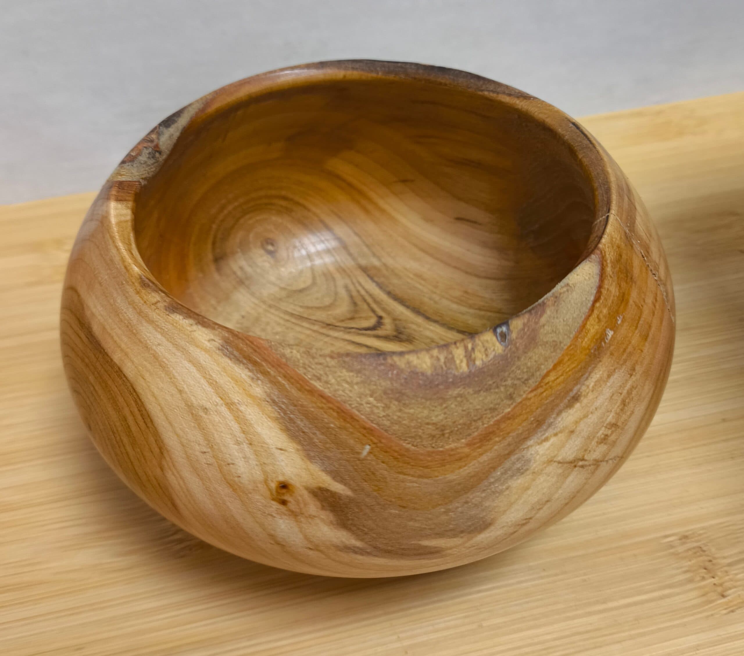 Schale aus Kirschholz