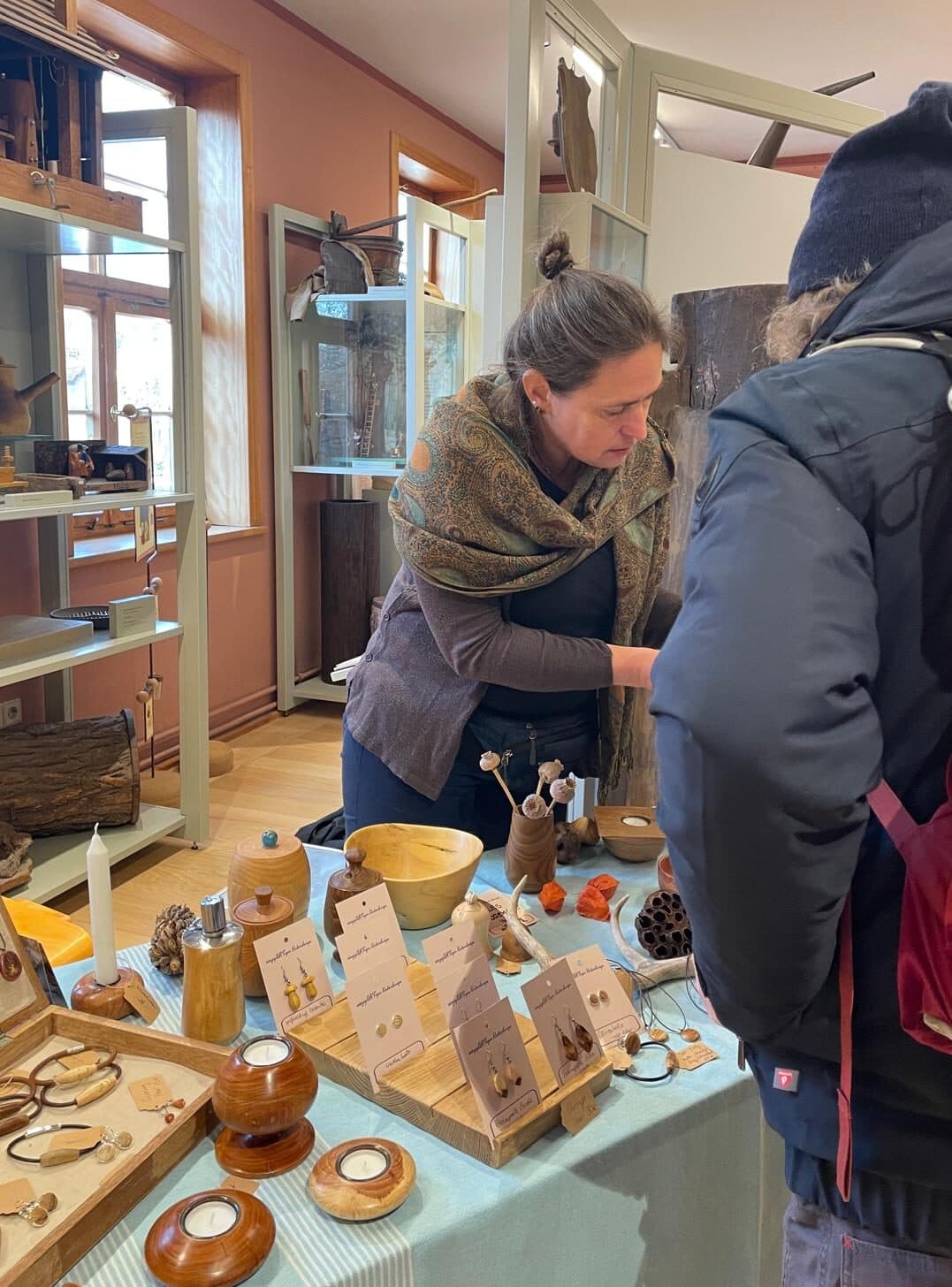 Birgit Richter mit ihren handgefertigten Stücken am Marktstand